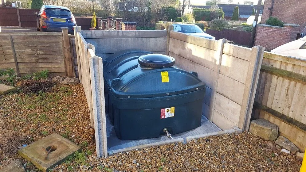 Horizontal Plastic Tank with Fence